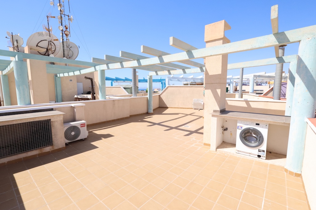 ÁTICO TURÍSTICO REFORMADO CON SOLÁRIUM PRIVADO DE 58 M², GARAJE Y TRASTERO EN AGUA MARINA