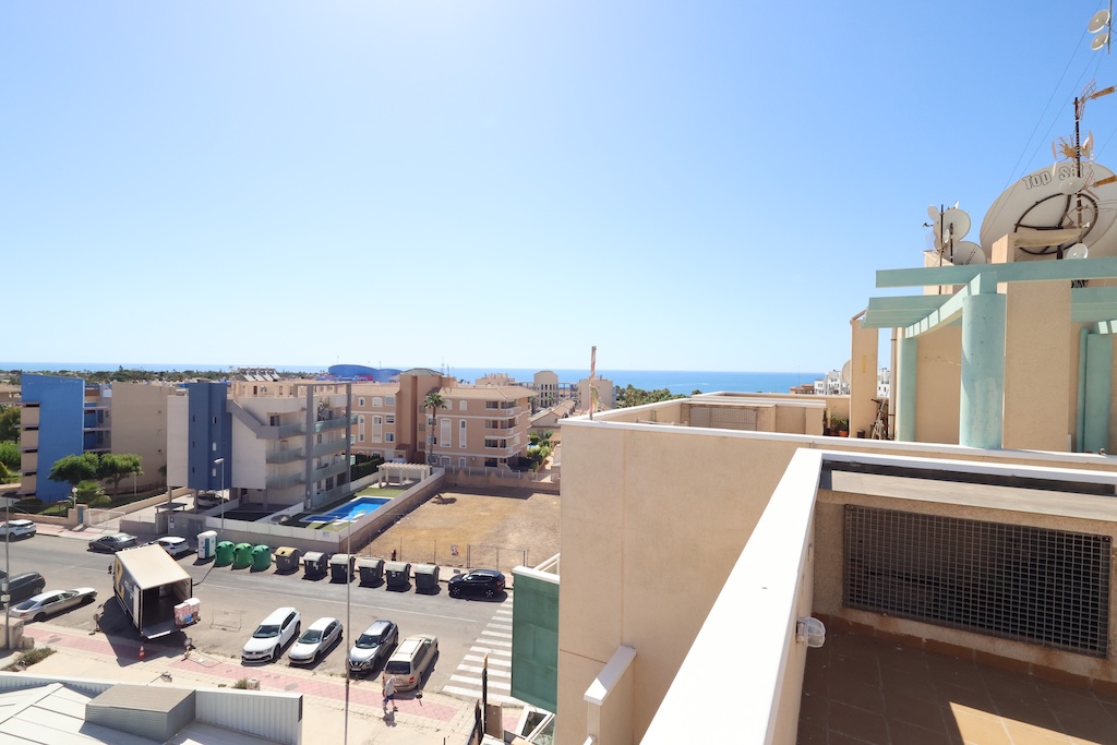 ÁTICO TURÍSTICO REFORMADO CON SOLÁRIUM PRIVADO DE 58 M², GARAJE Y TRASTERO EN AGUA MARINA