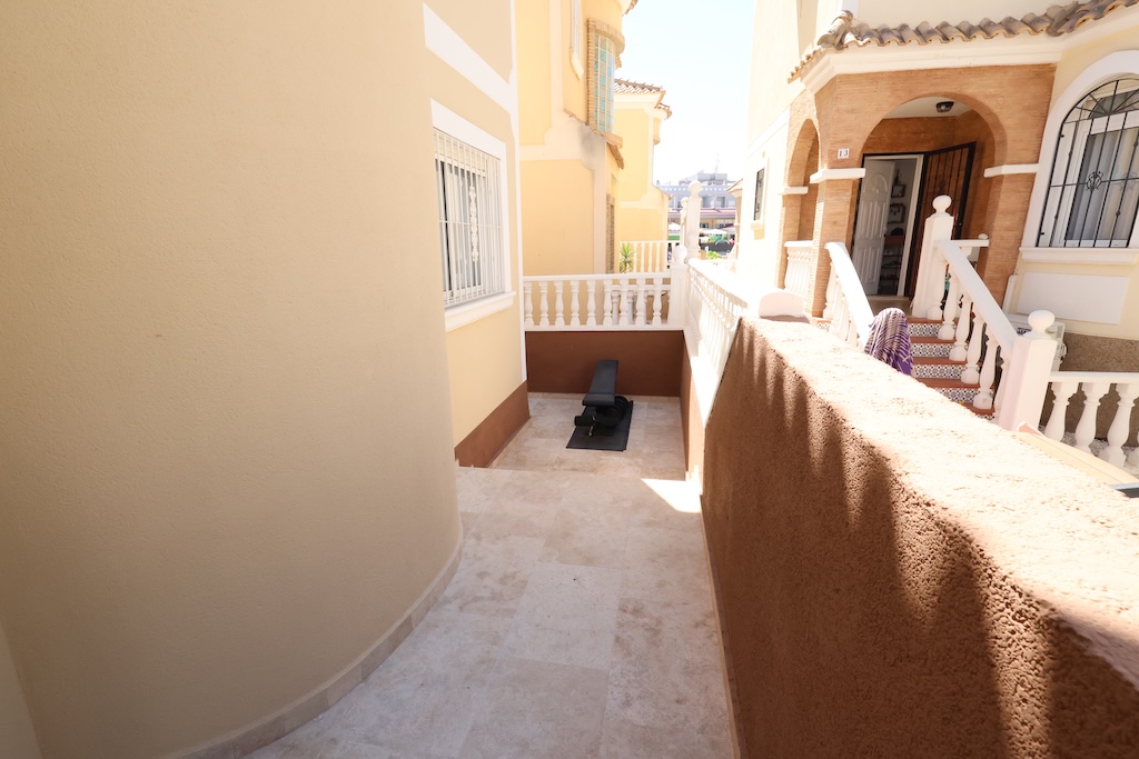 CHALET INDEPENDIENTE ORIENTACIÓN SUR CON 3 TERRAZAS Y PISCINA EN VILLAMARTÍN