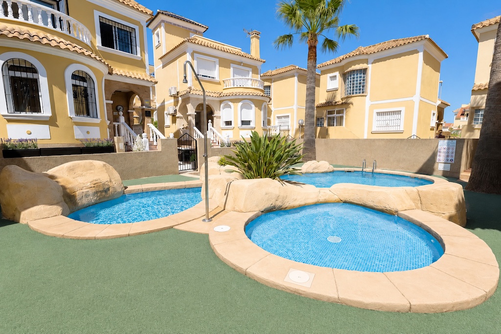 CHALET INDEPENDIENTE ORIENTACIÓN SUR CON 3 TERRAZAS Y PISCINA EN VILLAMARTÍN