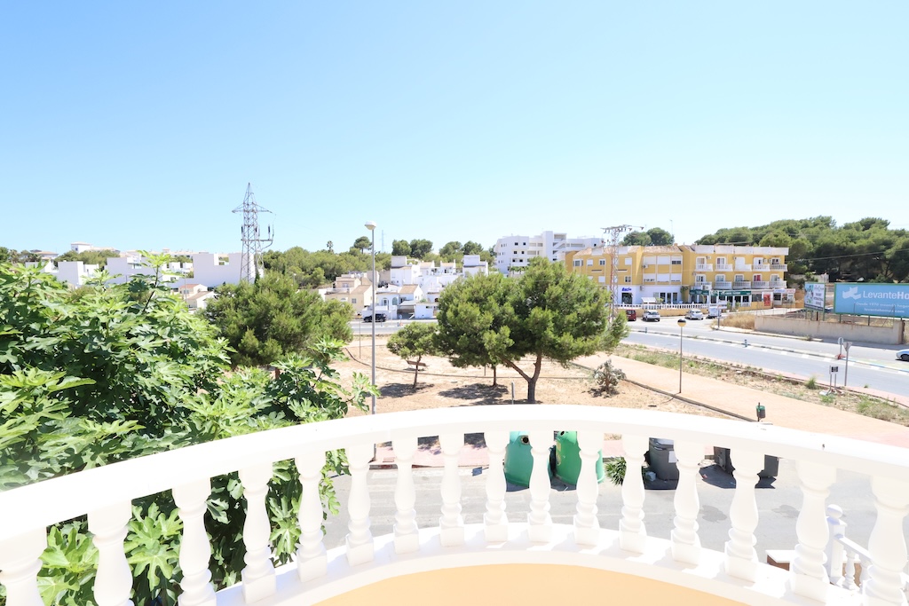 CHALET INDEPENDIENTE ORIENTACIÓN SUR CON 3 TERRAZAS Y PISCINA EN VILLAMARTÍN
