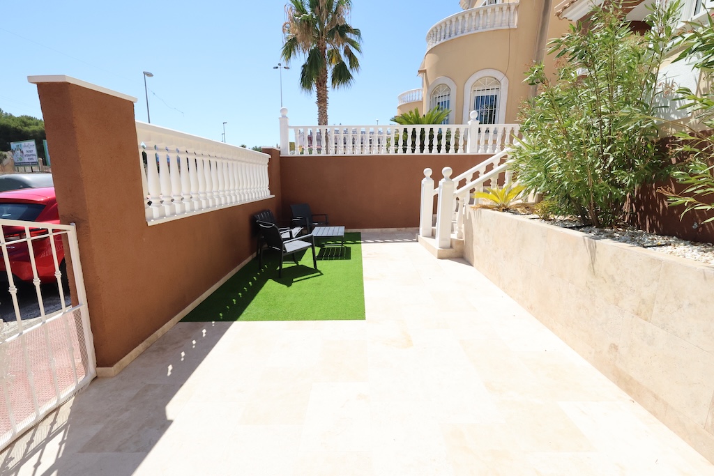 CHALET INDEPENDIENTE ORIENTACIÓN SUR CON 3 TERRAZAS Y PISCINA EN VILLAMARTÍN