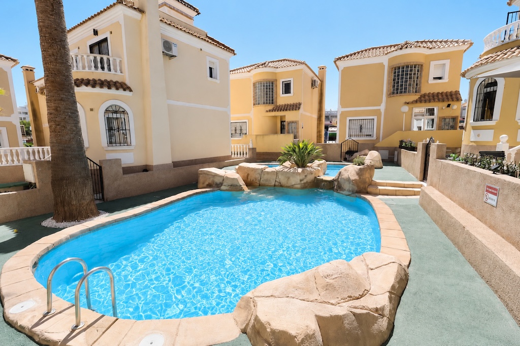 CHALET INDEPENDIENTE ORIENTACIÓN SUR CON 3 TERRAZAS Y PISCINA EN VILLAMARTÍN
