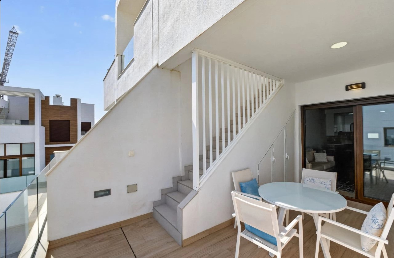 ÁTICO SEMINUEVO CON SOLÁRIUM DE 71 M², VISTAS A LAS SALINAS, PISCINA, GARAJE Y TRASTERO