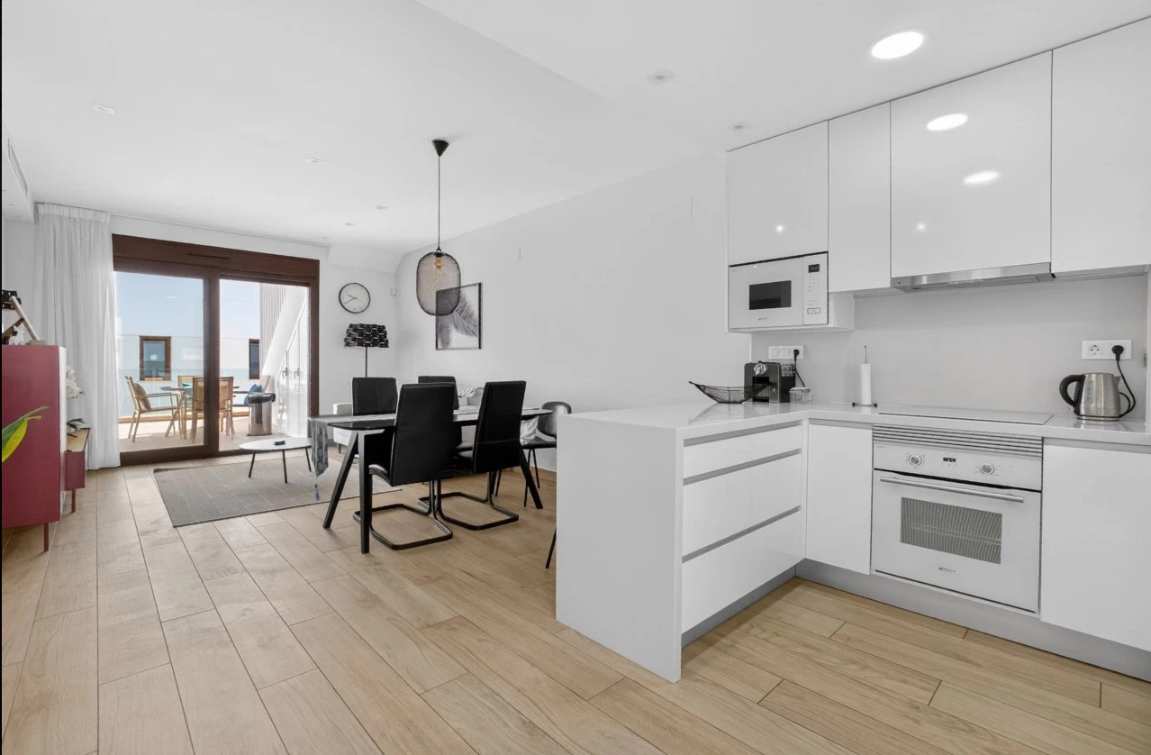ÁTICO SEMINUEVO CON SOLÁRIUM DE 71 M², VISTAS A LAS SALINAS, PISCINA, GARAJE Y TRASTERO