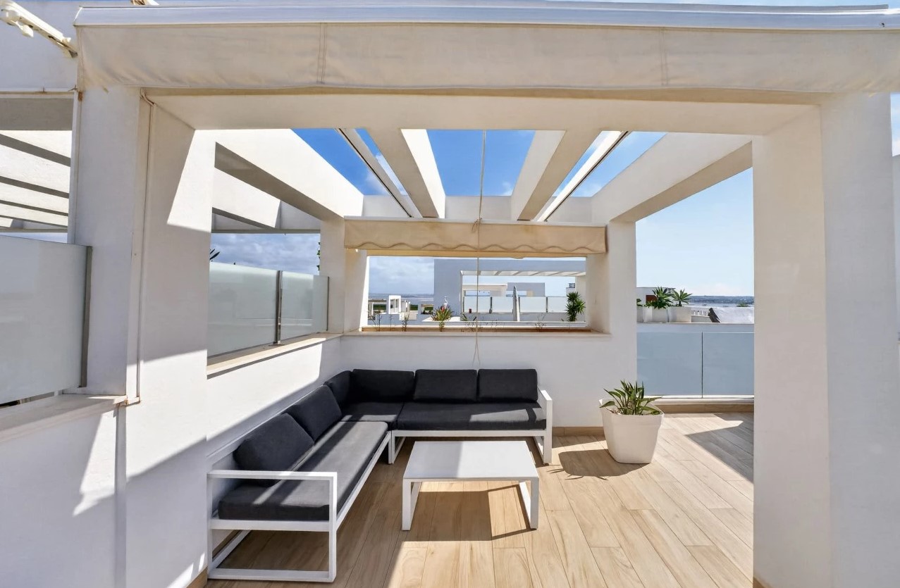 ÁTICO SEMINUEVO CON SOLÁRIUM DE 71 M², VISTAS A LAS SALINAS, PISCINA, GARAJE Y TRASTERO
