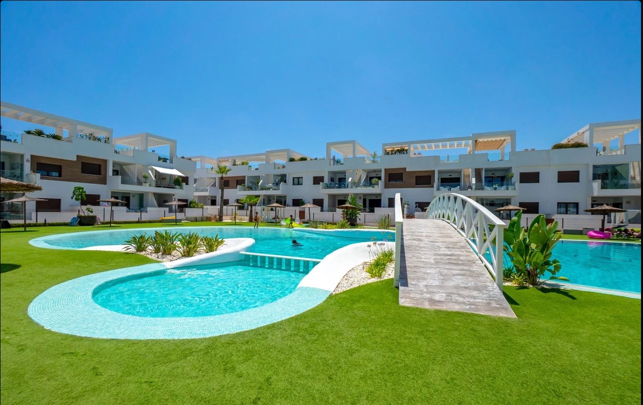 ÁTICO SEMINUEVO CON SOLÁRIUM DE 71 M², VISTAS A LAS SALINAS, PISCINA, GARAJE Y TRASTERO