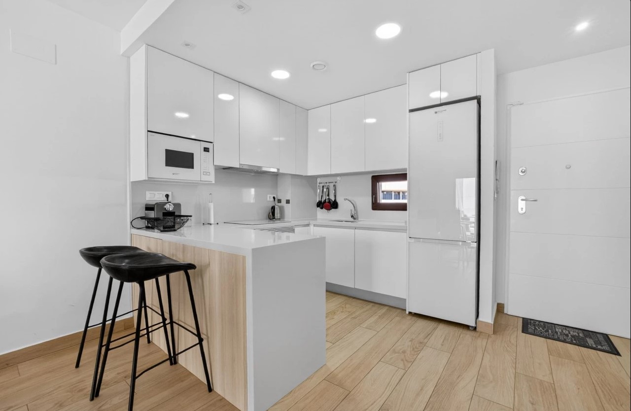 ÁTICO SEMINUEVO CON SOLÁRIUM DE 71 M², VISTAS A LAS SALINAS, PISCINA, GARAJE Y TRASTERO