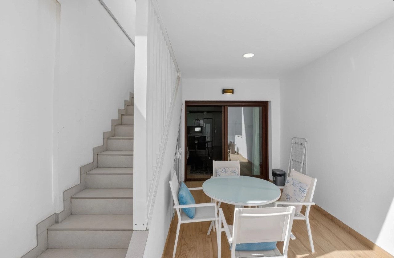 ÁTICO SEMINUEVO CON SOLÁRIUM DE 71 M², VISTAS A LAS SALINAS, PISCINA, GARAJE Y TRASTERO