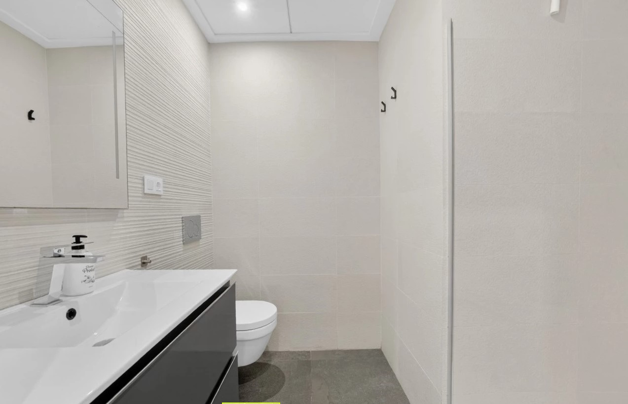 ÁTICO SEMINUEVO CON SOLÁRIUM DE 71 M², VISTAS A LAS SALINAS, PISCINA, GARAJE Y TRASTERO
