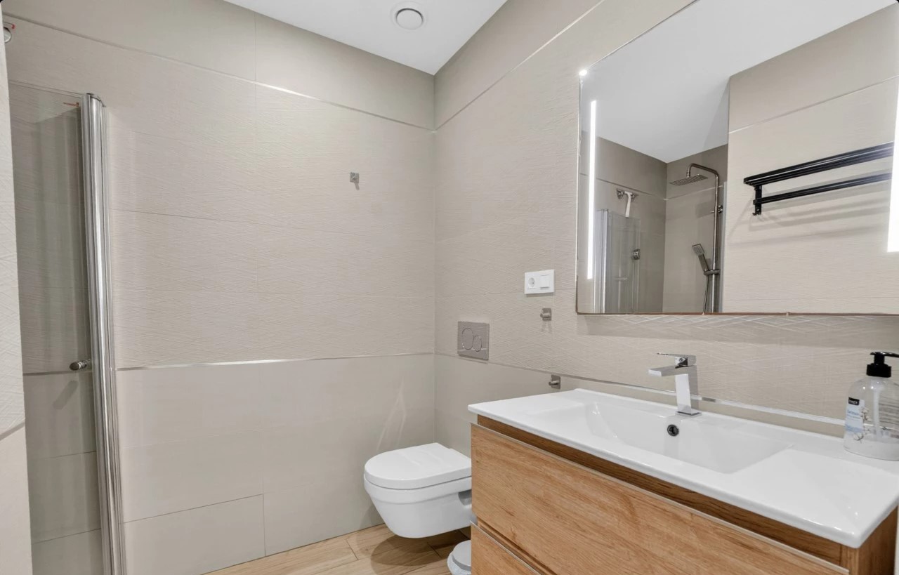 ÁTICO SEMINUEVO CON SOLÁRIUM DE 71 M², VISTAS A LAS SALINAS, PISCINA, GARAJE Y TRASTERO