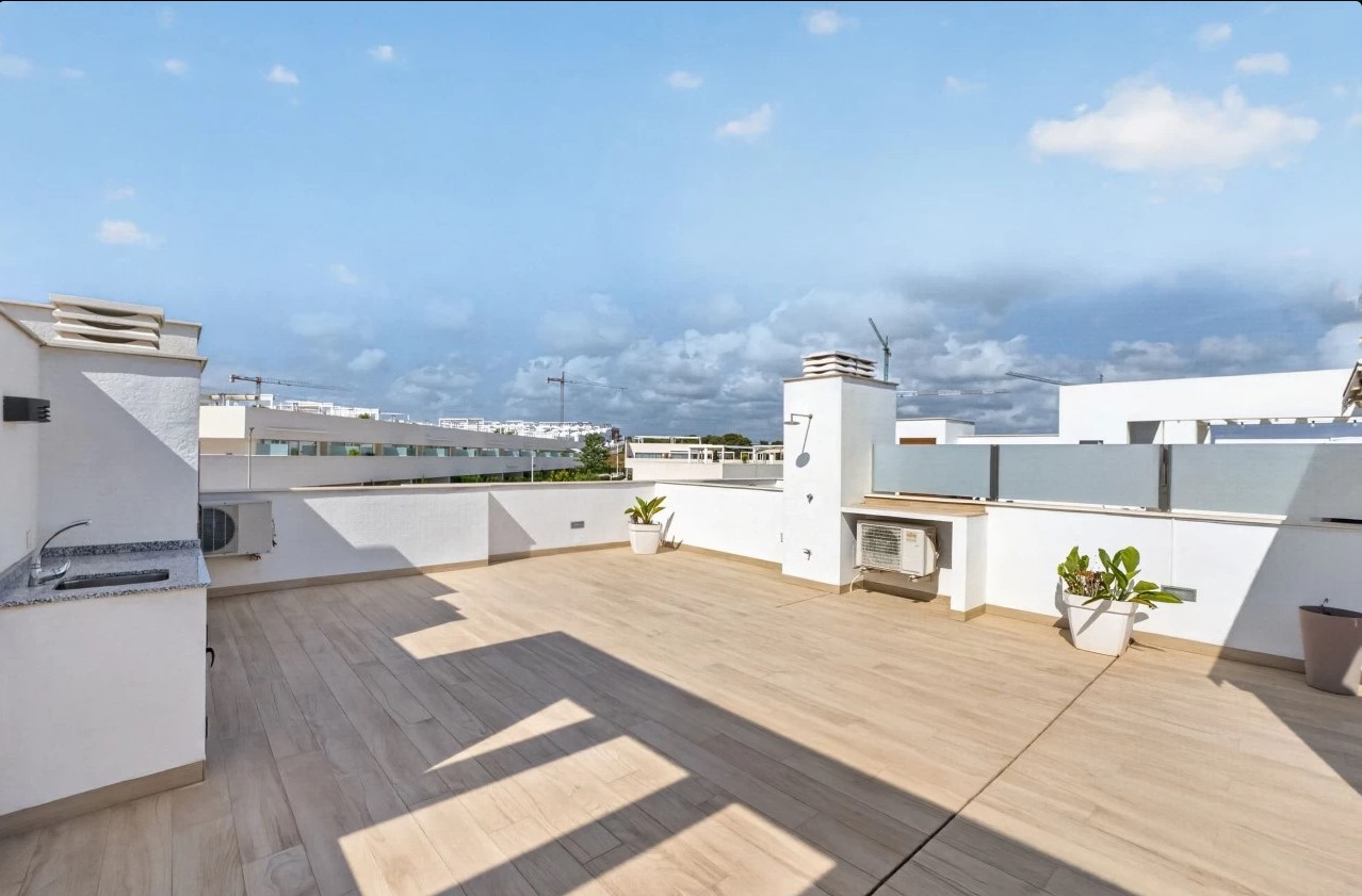 ÁTICO SEMINUEVO CON SOLÁRIUM DE 71 M², VISTAS A LAS SALINAS, PISCINA, GARAJE Y TRASTERO