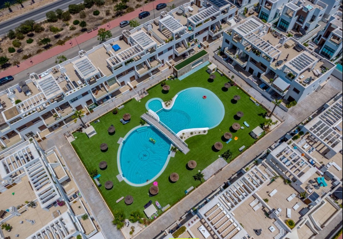 ÁTICO SEMINUEVO CON SOLÁRIUM DE 71 M², VISTAS A LAS SALINAS, PISCINA, GARAJE Y TRASTERO