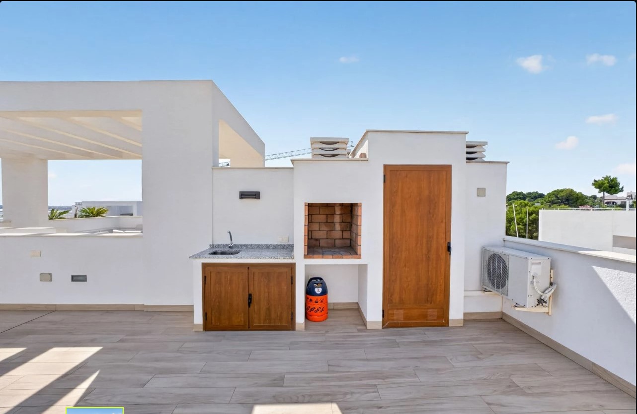 ÁTICO SEMINUEVO CON SOLÁRIUM DE 71 M², VISTAS A LAS SALINAS, PISCINA, GARAJE Y TRASTERO