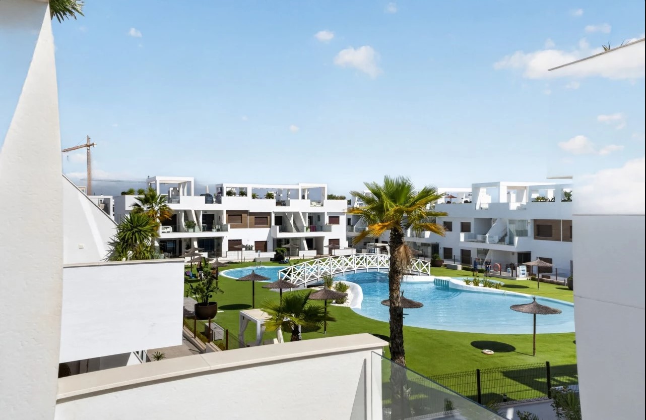ÁTICO SEMINUEVO CON SOLÁRIUM DE 71 M², VISTAS A LAS SALINAS, PISCINA, GARAJE Y TRASTERO