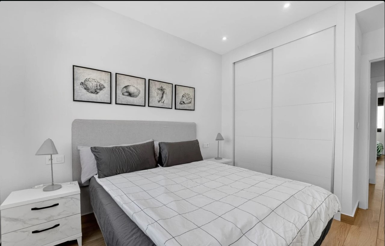 ÁTICO SEMINUEVO CON SOLÁRIUM DE 71 M², VISTAS A LAS SALINAS, PISCINA, GARAJE Y TRASTERO