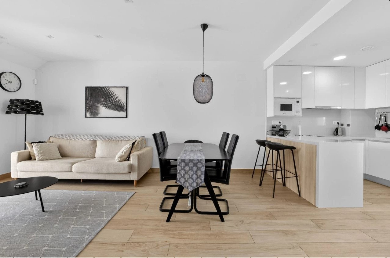 ÁTICO SEMINUEVO CON SOLÁRIUM DE 71 M², VISTAS A LAS SALINAS, PISCINA, GARAJE Y TRASTERO