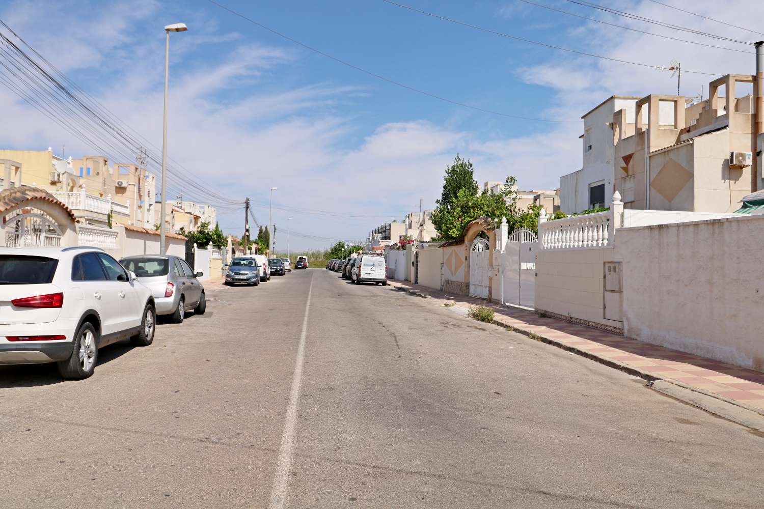 QUAD CON PISCINA PRIVADA, 4 DORMITORIOS, PARCELA DE 120 M² Y ORIENTACIÓN SUROESTE EN TORREVIEJA