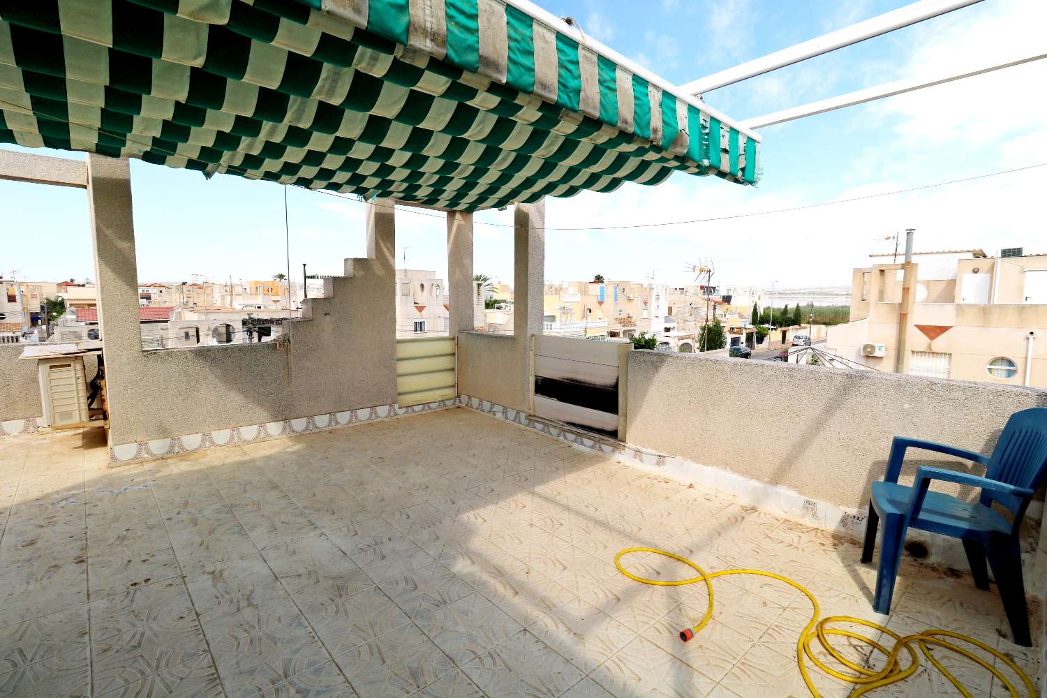 QUAD CON PISCINA PRIVADA, 4 DORMITORIOS, PARCELA DE 120 M² Y ORIENTACIÓN SUROESTE EN TORREVIEJA