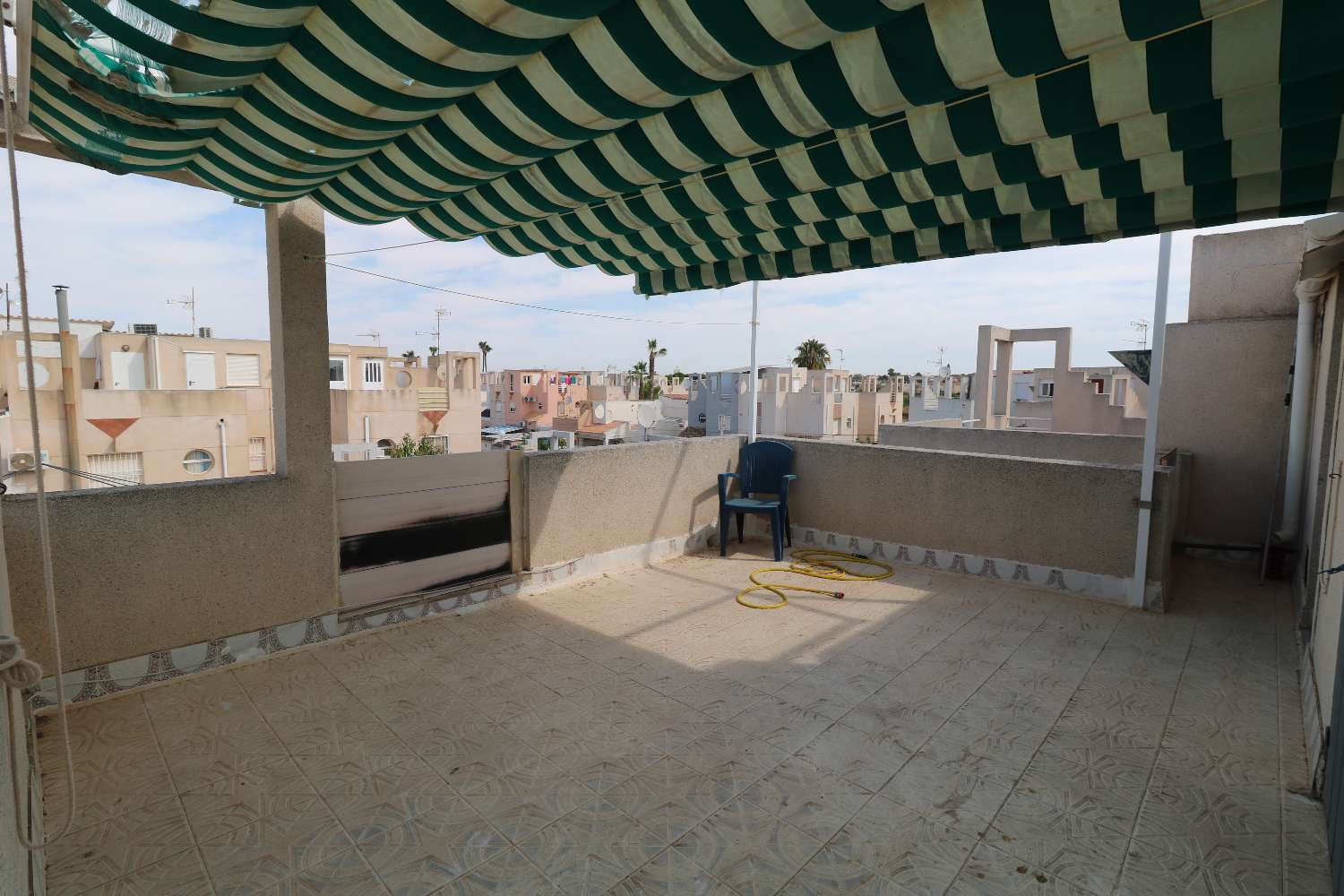 QUAD CON PISCINA PRIVADA, 4 DORMITORIOS, PARCELA DE 120 M² Y ORIENTACIÓN SUROESTE EN TORREVIEJA