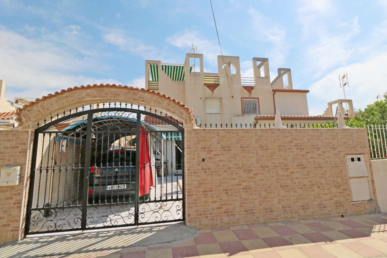 QUAD CON PISCINA PRIVADA, 4 DORMITORIOS, PARCELA DE 120 M² Y ORIENTACIÓN SUROESTE EN TORREVIEJA