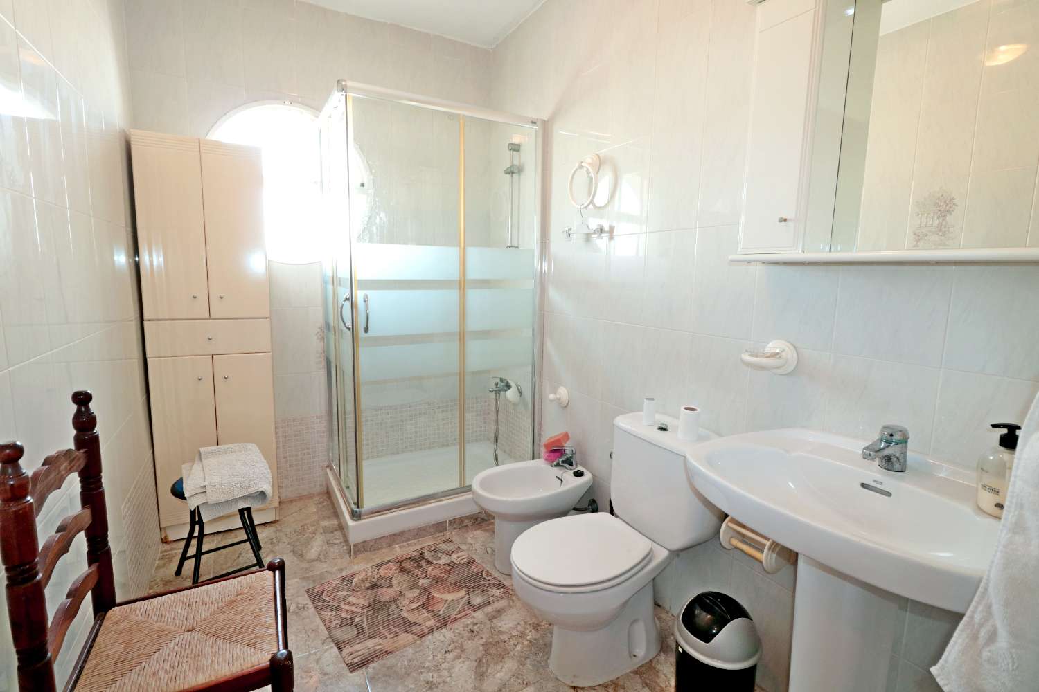 QUAD CON PISCINA PRIVADA, 4 DORMITORIOS, PARCELA DE 120 M² Y ORIENTACIÓN SUROESTE EN TORREVIEJA