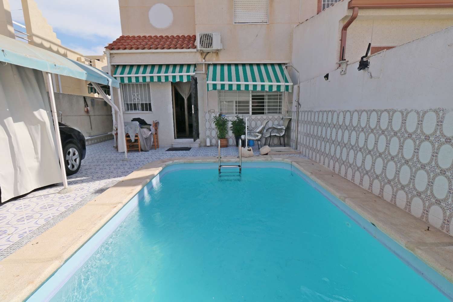 QUAD CON PISCINA PRIVADA, 4 DORMITORIOS, PARCELA DE 120 M² Y ORIENTACIÓN SUROESTE EN TORREVIEJA