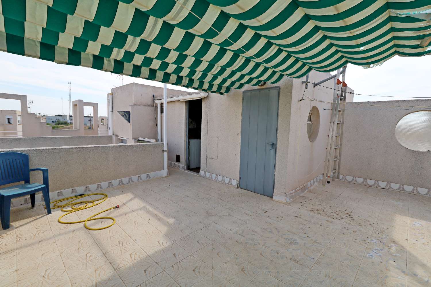 QUAD CON PISCINA PRIVADA, 4 DORMITORIOS, PARCELA DE 120 M² Y ORIENTACIÓN SUROESTE EN TORREVIEJA