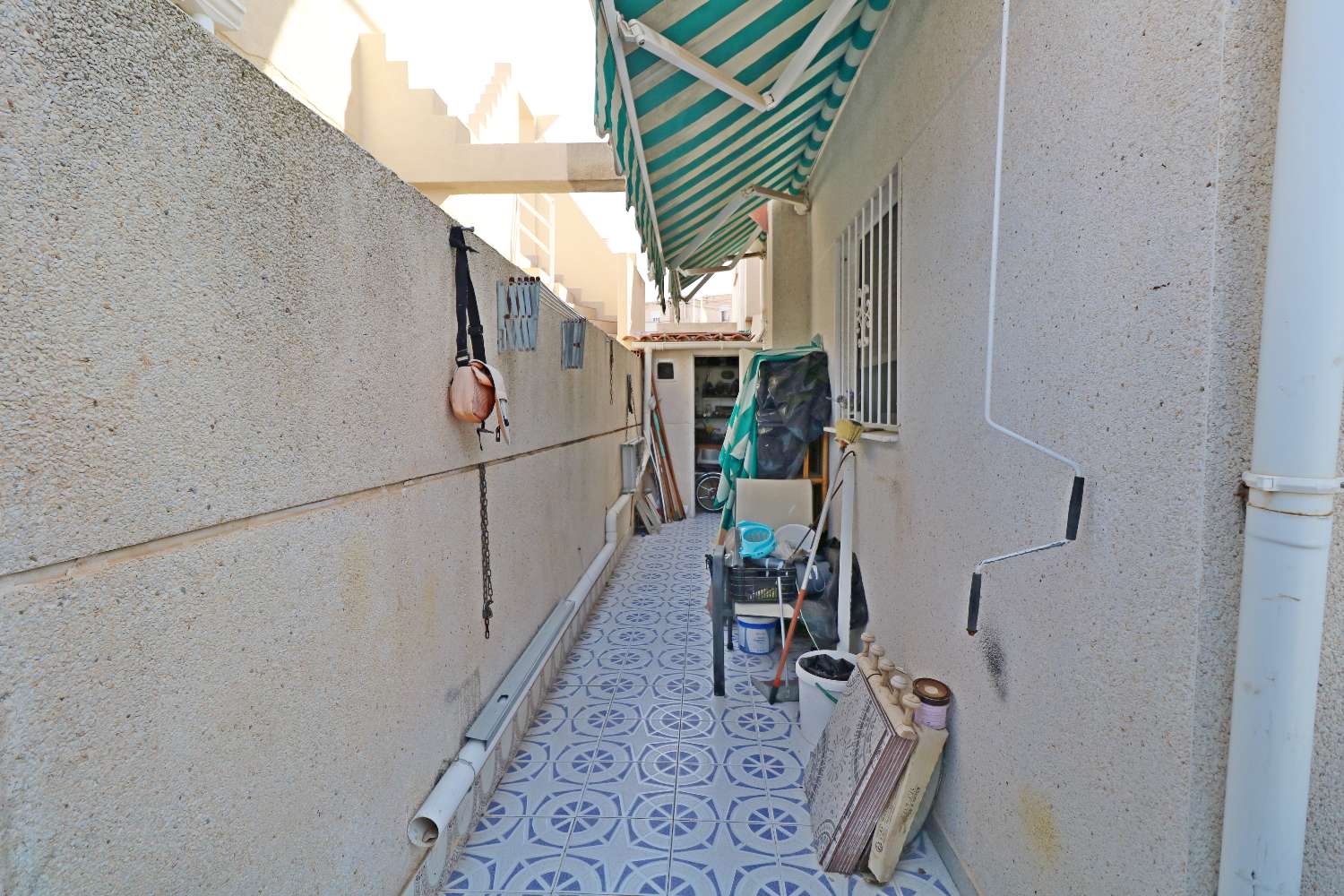 QUAD CON PISCINA PRIVADA, 4 DORMITORIOS, PARCELA DE 120 M² Y ORIENTACIÓN SUROESTE EN TORREVIEJA