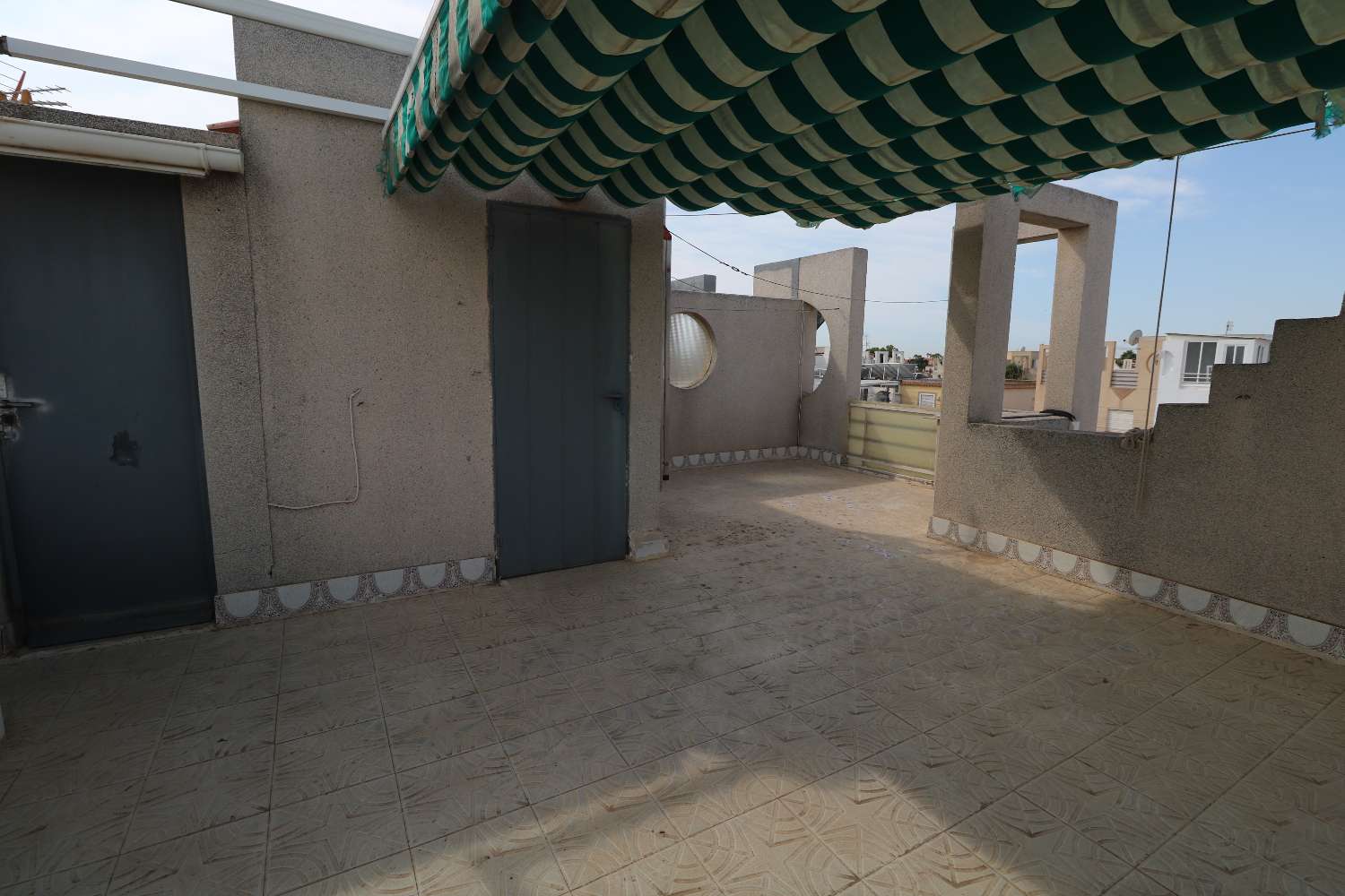 QUAD CON PISCINA PRIVADA, 4 DORMITORIOS, PARCELA DE 120 M² Y ORIENTACIÓN SUROESTE EN TORREVIEJA