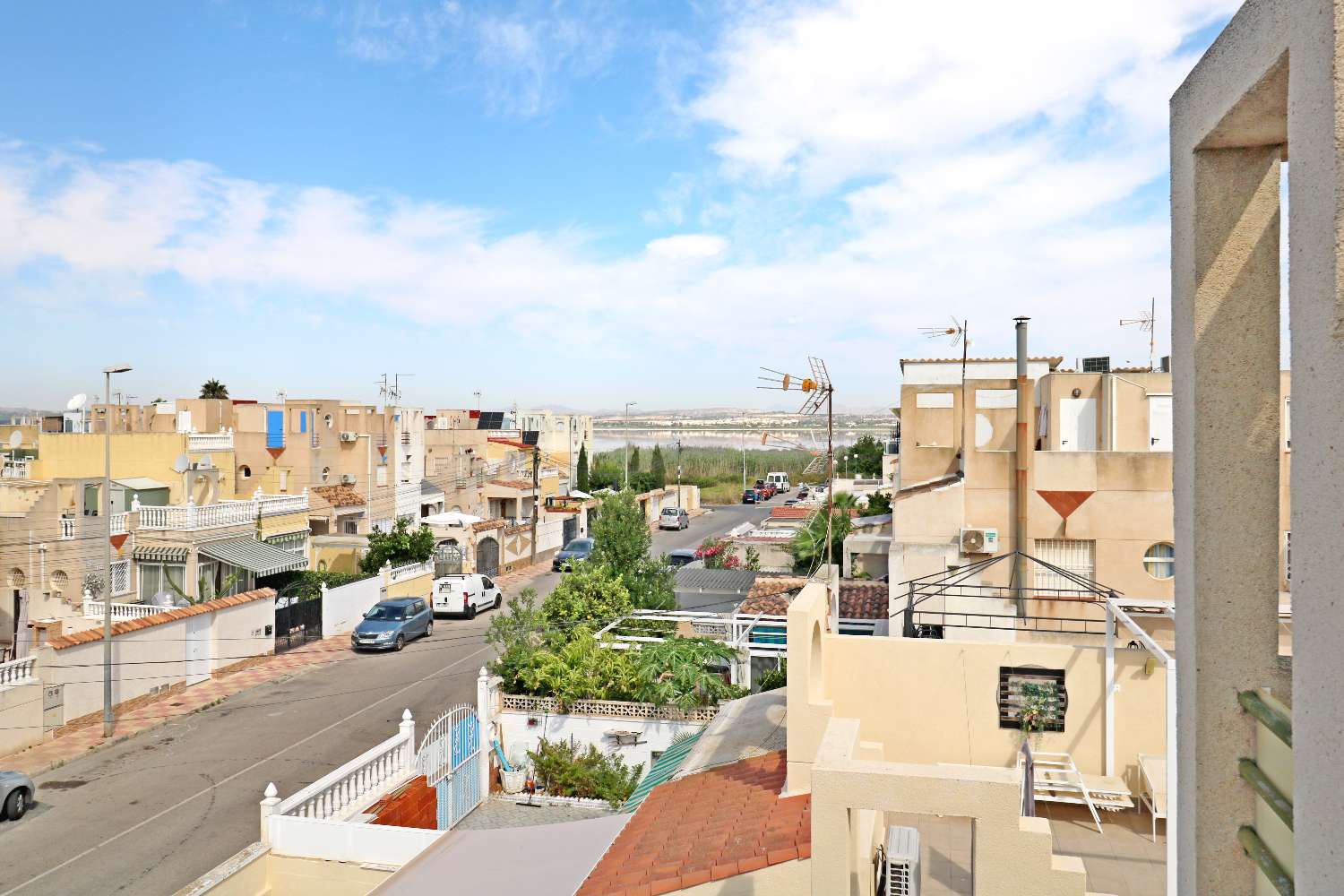 QUAD CON PISCINA PRIVADA, 4 DORMITORIOS, PARCELA DE 120 M² Y ORIENTACIÓN SUROESTE EN TORREVIEJA