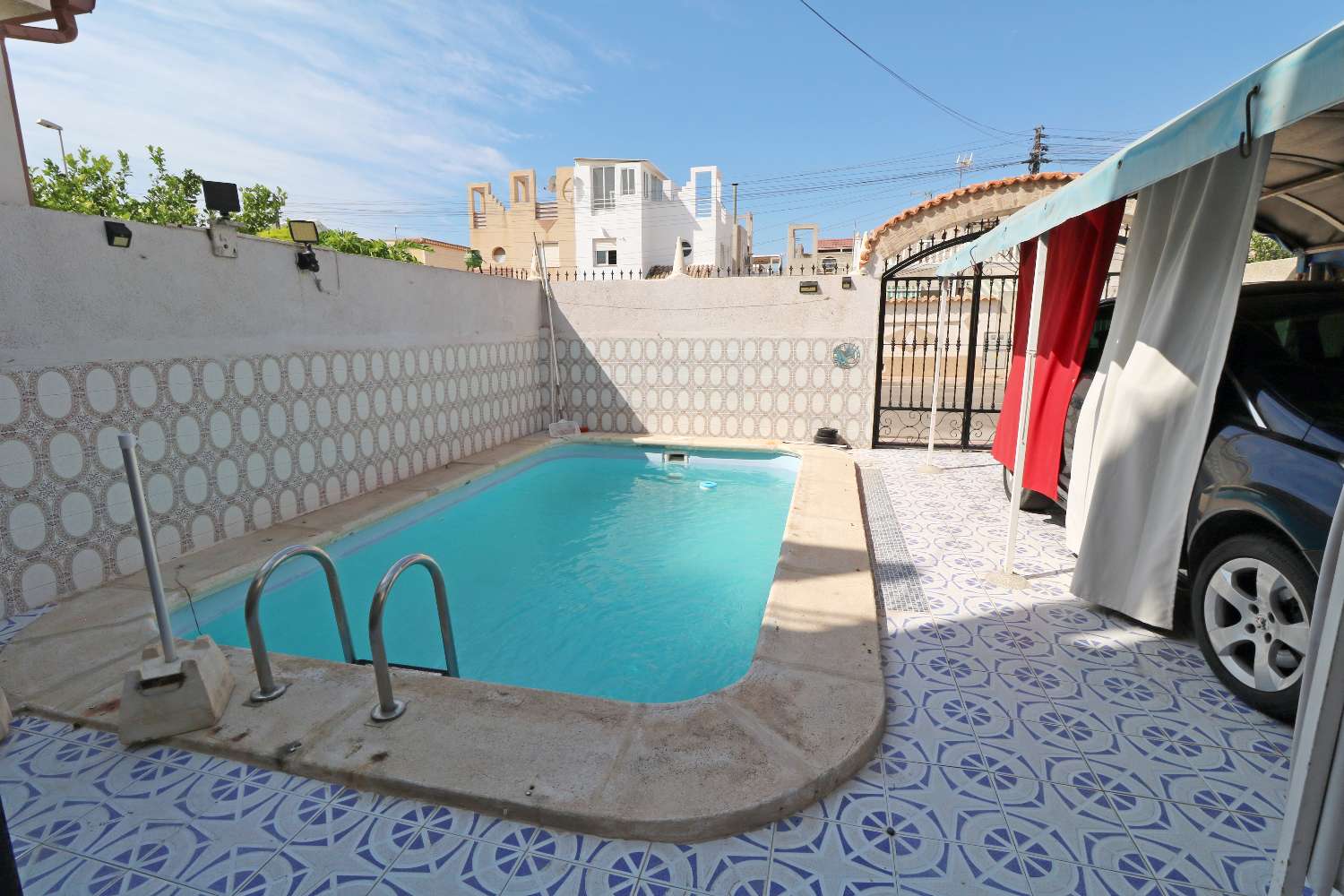QUAD CON PISCINA PRIVADA, 4 DORMITORIOS, PARCELA DE 120 M² Y ORIENTACIÓN SUROESTE EN TORREVIEJA