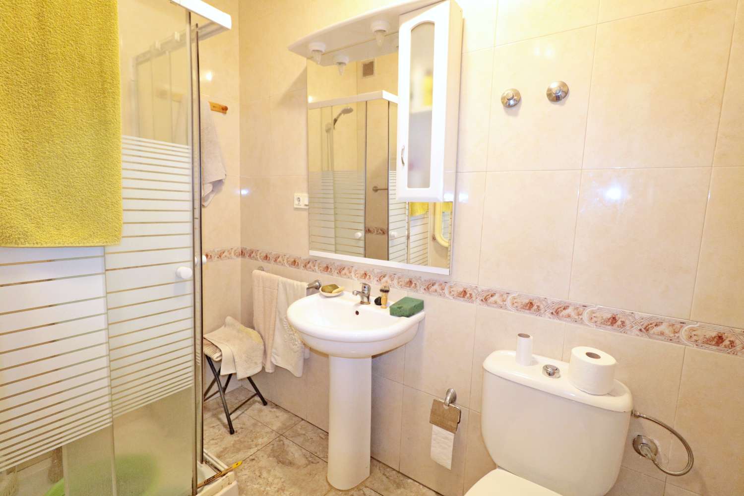 QUAD CON PISCINA PRIVADA, 4 DORMITORIOS, PARCELA DE 120 M² Y ORIENTACIÓN SUROESTE EN TORREVIEJA