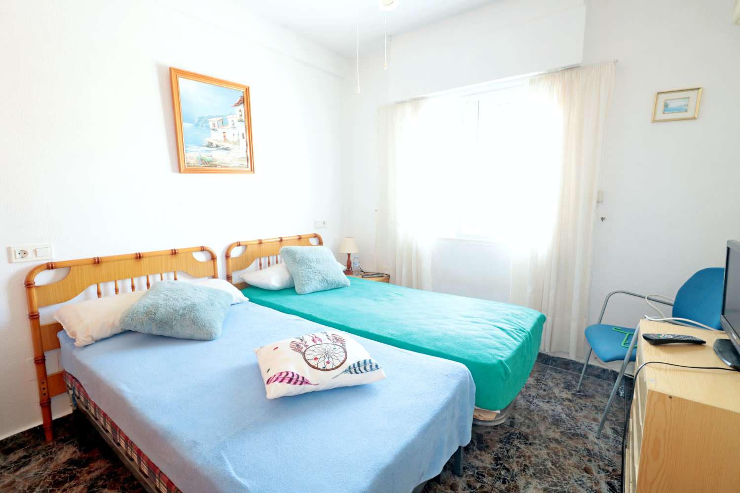 QUAD CON PISCINA PRIVADA, 4 DORMITORIOS, PARCELA DE 120 M² Y ORIENTACIÓN SUROESTE EN TORREVIEJA
