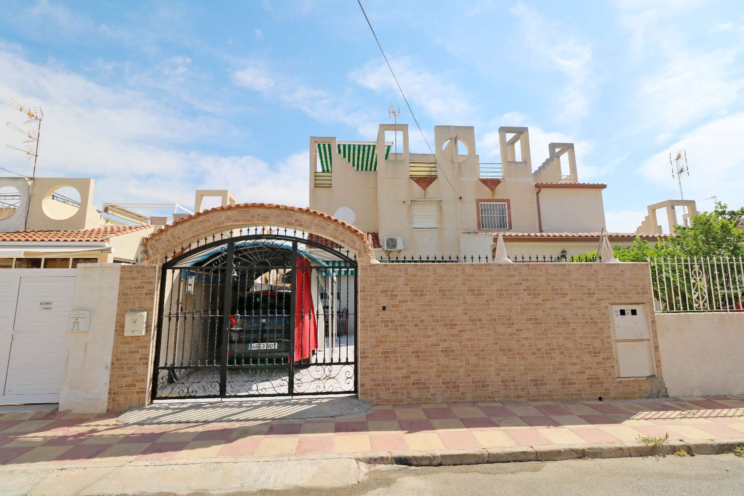 QUAD CON PISCINA PRIVADA, 4 DORMITORIOS, PARCELA DE 120 M² Y ORIENTACIÓN SUROESTE EN TORREVIEJA