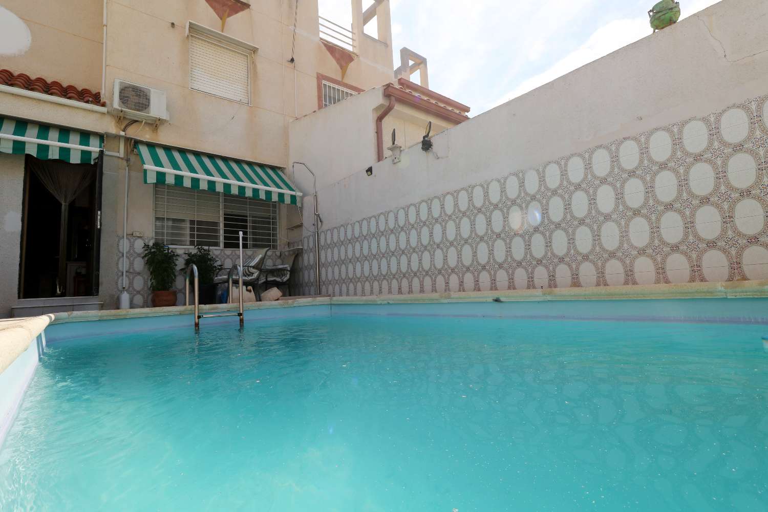 QUAD CON PISCINA PRIVADA, 4 DORMITORIOS, PARCELA DE 120 M² Y ORIENTACIÓN SUROESTE EN TORREVIEJA
