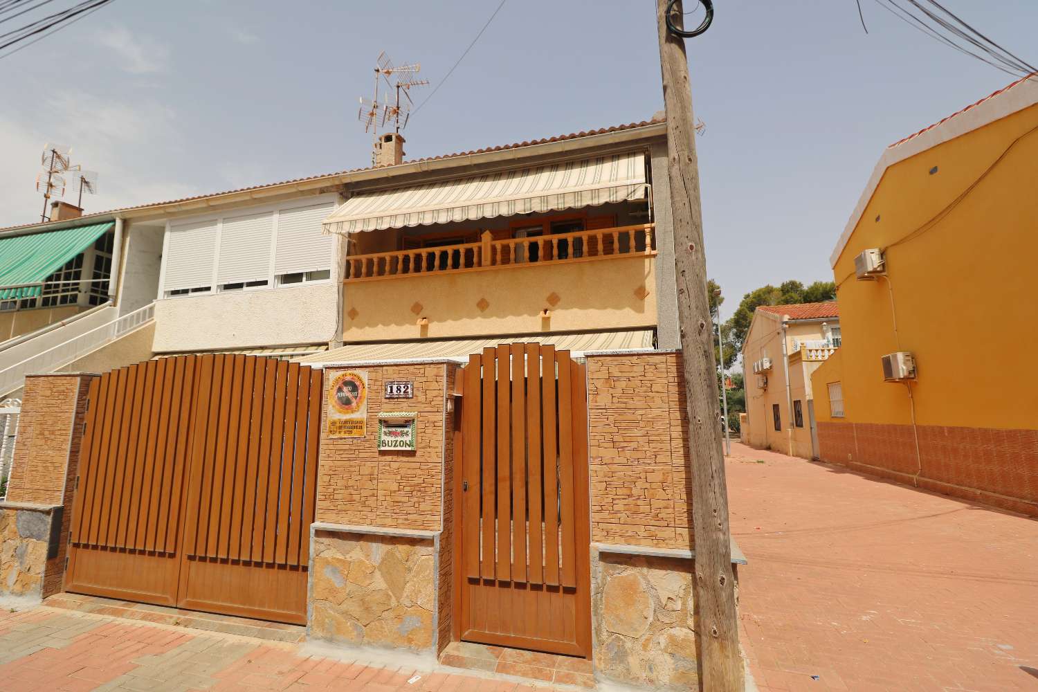ADOSADO DE ESQUINA ORIENTADO AL SUR A SOLO 150 METROS DE LA PLAYA DE LOS NÁUFRAGOS CON AMPLIA PARCELA Y TERRAZAS
