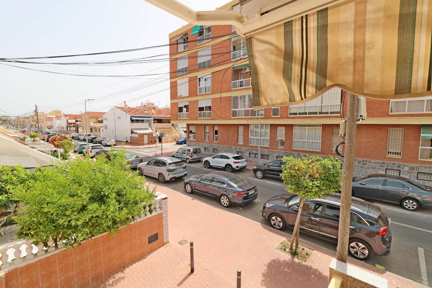ADOSADO DE ESQUINA ORIENTADO AL SUR A SOLO 150 METROS DE LA PLAYA DE LOS NÁUFRAGOS CON AMPLIA PARCELA Y TERRAZAS