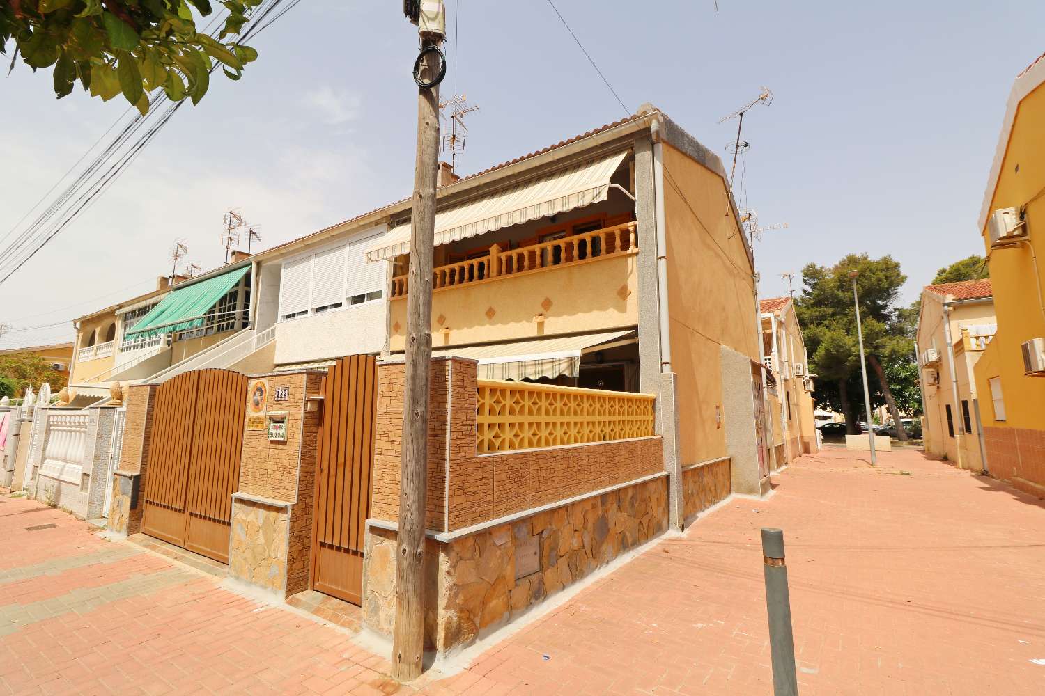 ADOSADO DE ESQUINA ORIENTADO AL SUR A SOLO 150 METROS DE LA PLAYA DE LOS NÁUFRAGOS CON AMPLIA PARCELA Y TERRAZAS