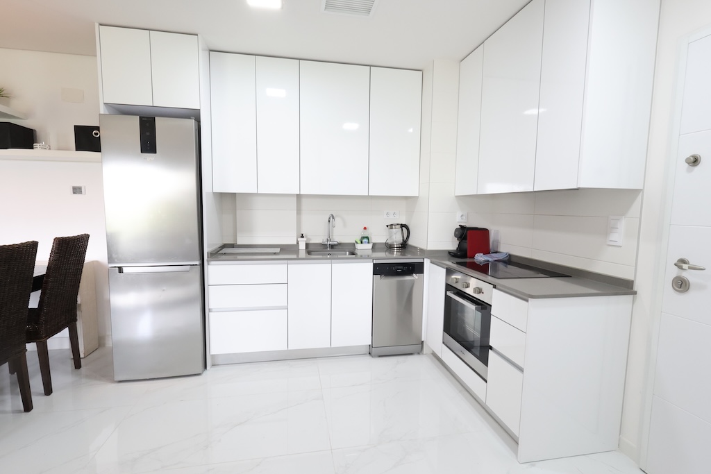 VILLAMARTÍN – APARTAMENTO DE LUJO CON 3 DORMITORIOS, TERRAZA ACRISTALADA, GARAJE, SPA, GIMNASIO Y A SOLO 2 KM DEL MAR