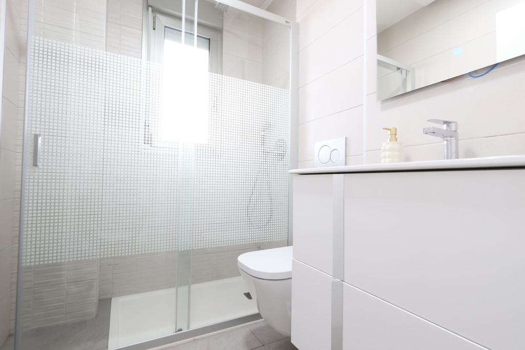 VILLAMARTÍN – APARTAMENTO DE LUJO CON 3 DORMITORIOS, TERRAZA ACRISTALADA, GARAJE, SPA, GIMNASIO Y A SOLO 2 KM DEL MAR