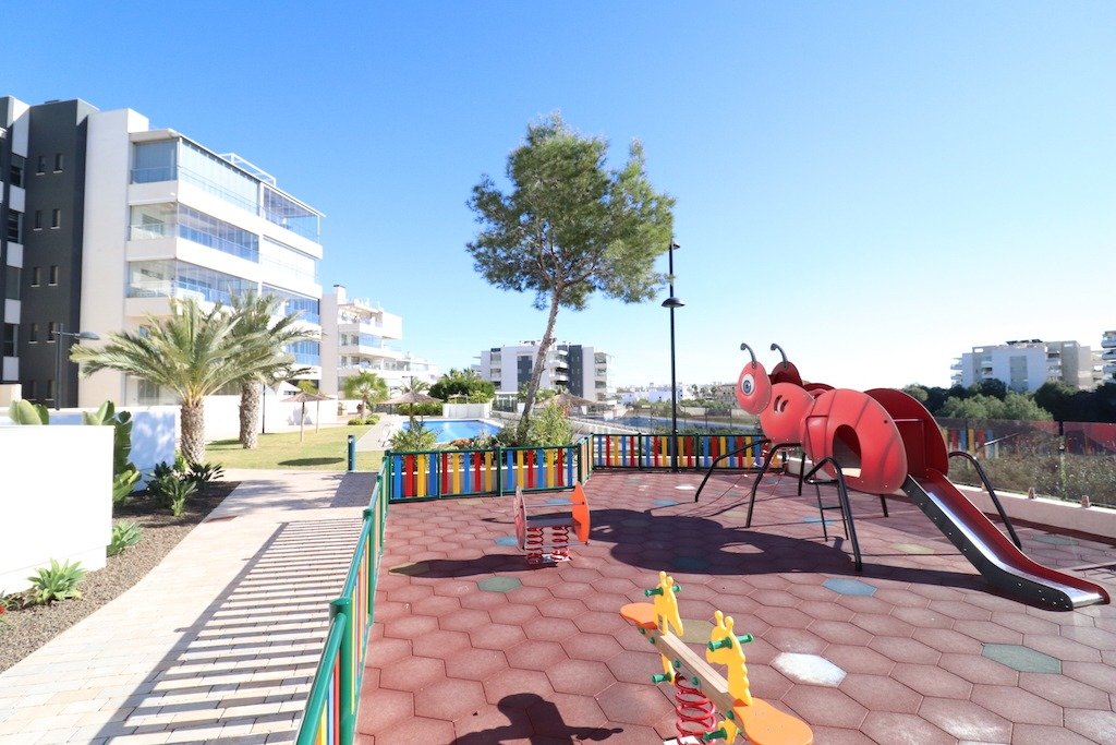 VILLAMARTÍN – APARTAMENTO DE LUJO CON 3 DORMITORIOS, TERRAZA ACRISTALADA, GARAJE, SPA, GIMNASIO Y A SOLO 2 KM DEL MAR