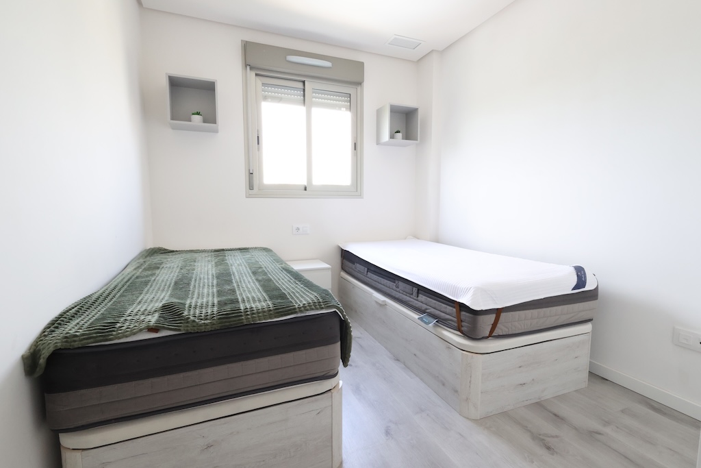VILLAMARTÍN – APARTAMENTO DE LUJO CON 3 DORMITORIOS, TERRAZA ACRISTALADA, GARAJE, SPA, GIMNASIO Y A SOLO 2 KM DEL MAR