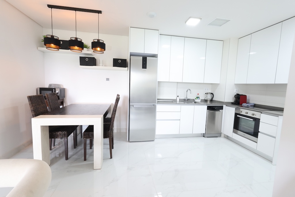 VILLAMARTÍN – APARTAMENTO DE LUJO CON 3 DORMITORIOS, TERRAZA ACRISTALADA, GARAJE, SPA, GIMNASIO Y A SOLO 2 KM DEL MAR
