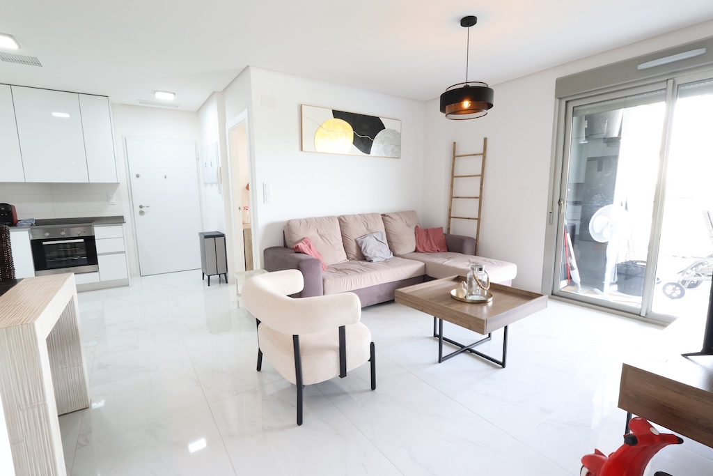 VILLAMARTÍN – APARTAMENTO DE LUJO CON 3 DORMITORIOS, TERRAZA ACRISTALADA, GARAJE, SPA, GIMNASIO Y A SOLO 2 KM DEL MAR