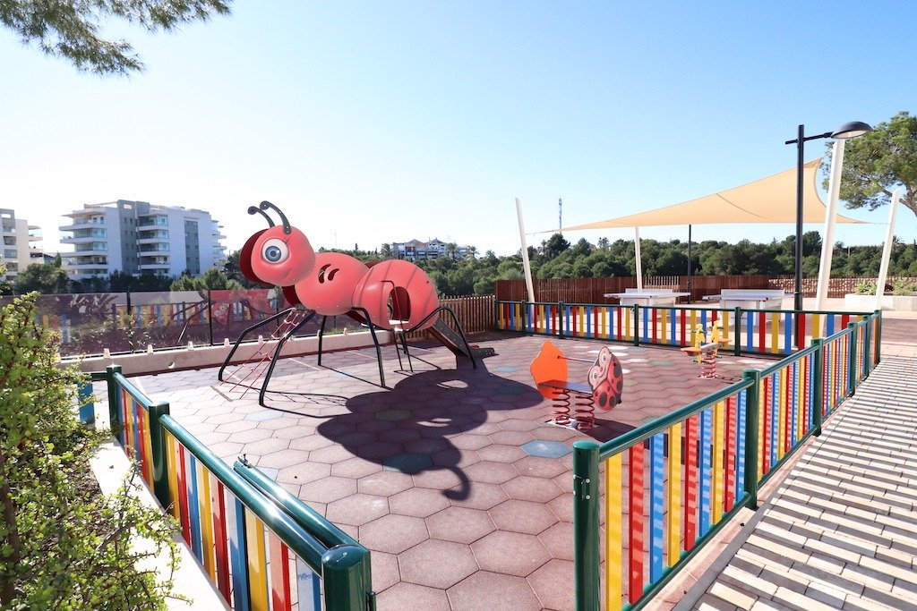 VILLAMARTÍN – APARTAMENTO DE LUJO CON 3 DORMITORIOS, TERRAZA ACRISTALADA, GARAJE, SPA, GIMNASIO Y A SOLO 2 KM DEL MAR