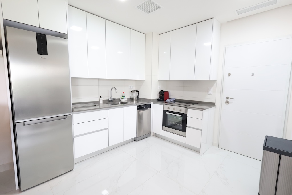 VILLAMARTÍN – APARTAMENTO DE LUJO CON 3 DORMITORIOS, TERRAZA ACRISTALADA, GARAJE, SPA, GIMNASIO Y A SOLO 2 KM DEL MAR