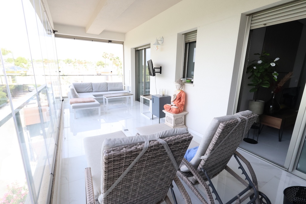 VILLAMARTÍN – APARTAMENTO DE LUJO CON 3 DORMITORIOS, TERRAZA ACRISTALADA, GARAJE, SPA, GIMNASIO Y A SOLO 2 KM DEL MAR