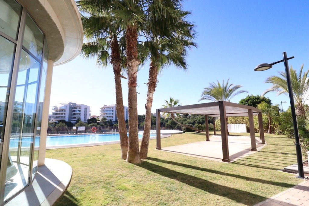 VILLAMARTÍN – APARTAMENTO DE LUJO CON 3 DORMITORIOS, TERRAZA ACRISTALADA, GARAJE, SPA, GIMNASIO Y A SOLO 2 KM DEL MAR