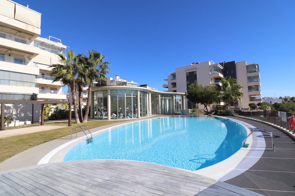 VILLAMARTÍN – APARTAMENTO DE LUJO CON 3 DORMITORIOS, TERRAZA ACRISTALADA, GARAJE, SPA, GIMNASIO Y A SOLO 2 KM DEL MAR